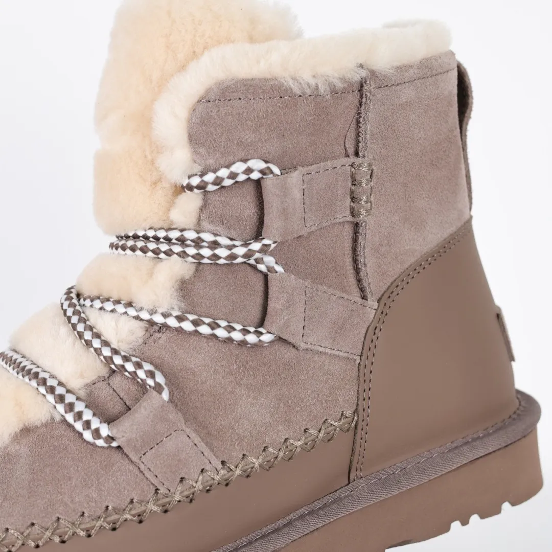 Copywriting price 💰720 The core recommendation is good price UGG sheepskin and fur integrated snow boots for women. Exclusively for foreign trade on the foreign trade platform. UGG new snow boots 1174574. Produced by the production line of ten-year-old brand shoemaking factories. Pay attention to every detail. Longfeng A-grade genuine sheepskin and fur integrated. Completely built in accordance with the ZP process. Size: 35 36 37 38 39 40